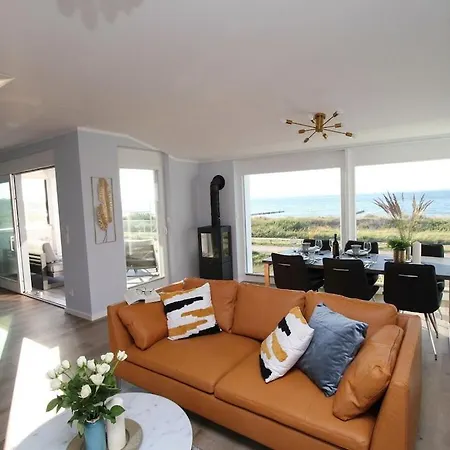 By The Sea - 1st Floor Glowe