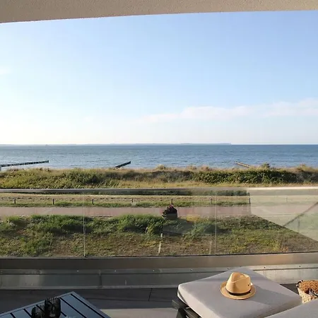 By The Sea - 1st Floor Glowe