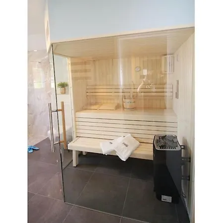 By The Sea - 1st Floor Glowe