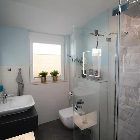 By The Sea - 1st Floor Glowe
